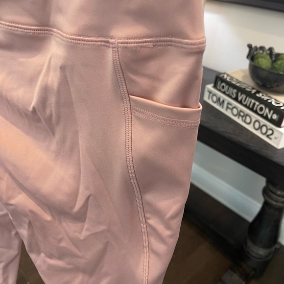 Super cute leggings, NWT, with pockets - Picture 4 of 5